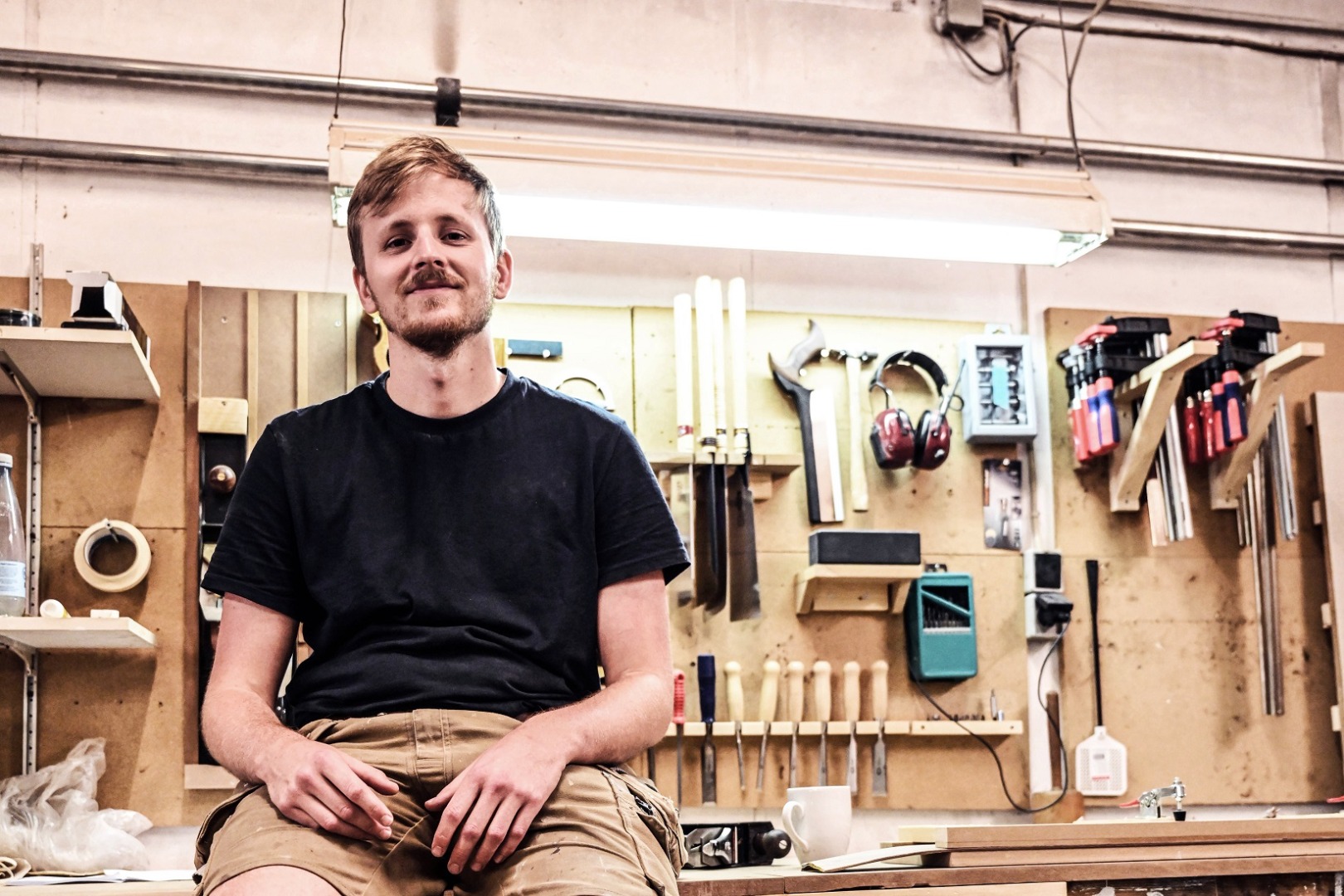 Efter en teknisk studentereksamen valgte Jens Frost en karriere som møbelsnedker