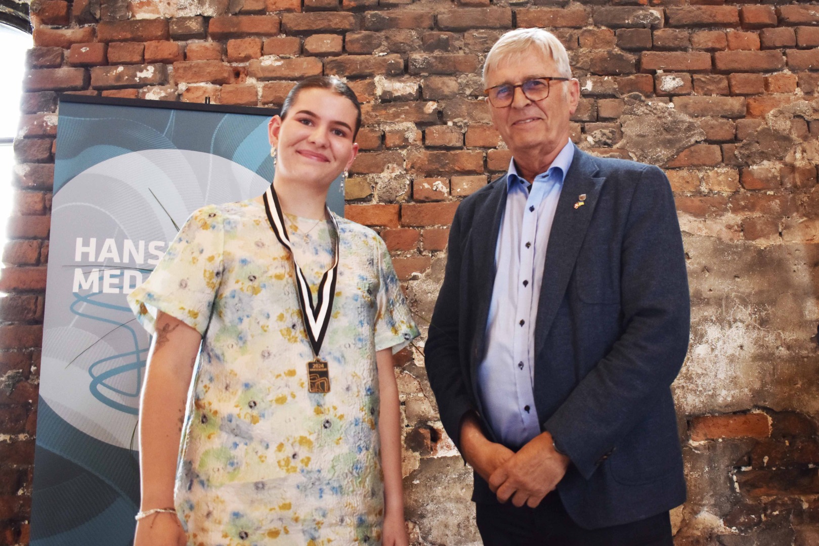 Koldings borgmester Knud Erik Langhoff overrækker HANSENBERG-medaljen 2024 i Kirkesalen
