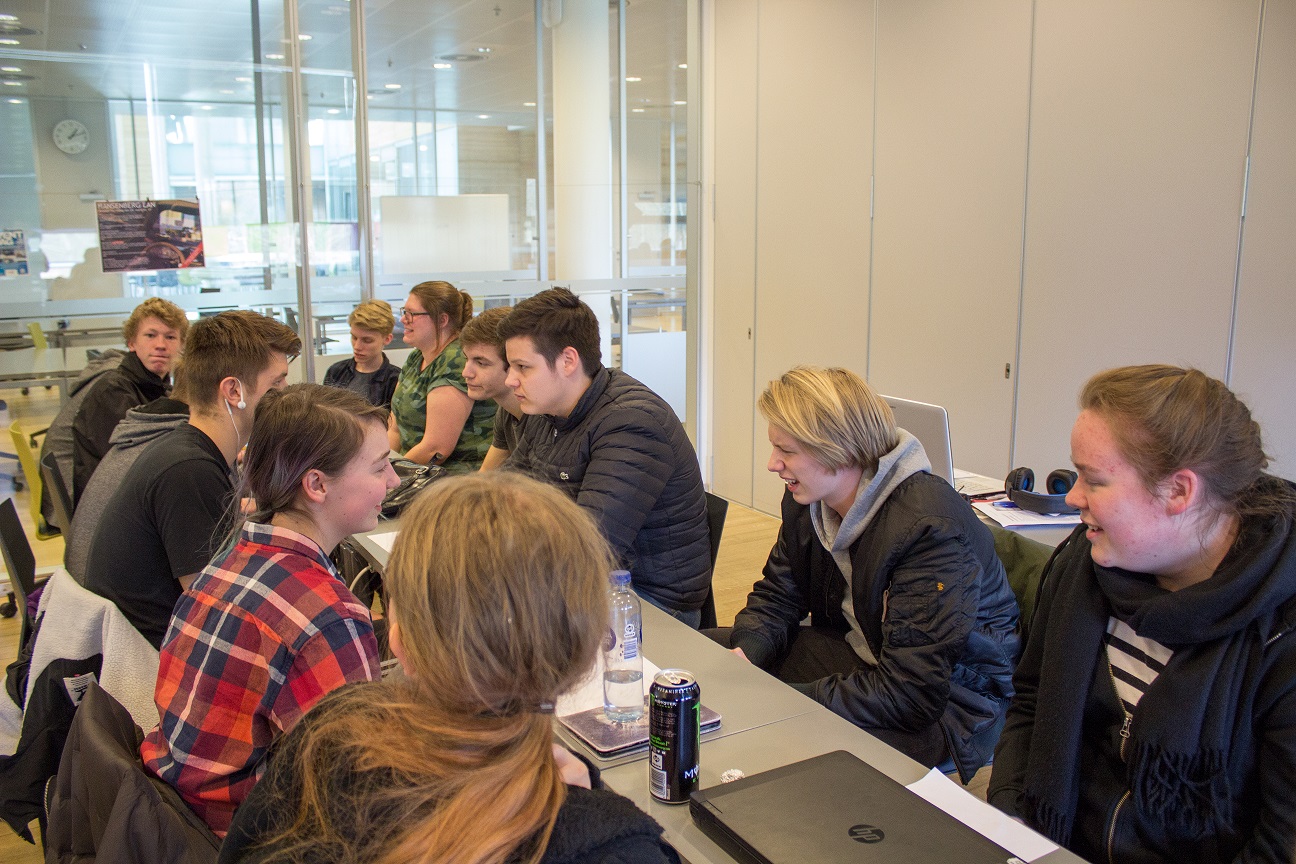 Nogle af eleverne ved HANSENBERG Tekniske Gymnasium prøvede blandt andet kræfter med speed-dating med fokus på netværk.