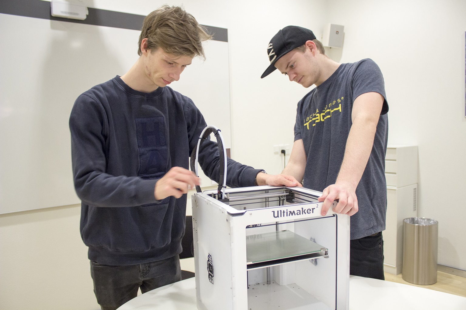 Sebastian Ingemann Overbeck (tv) og Nicklas Odgaard Lyck anvender flere forskellige 3D-printere i firmaet.
